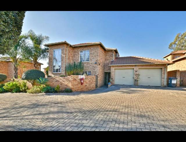 3 BEDROOM TOWNHOUSE FOR SALE IN WILGEHEUWEL